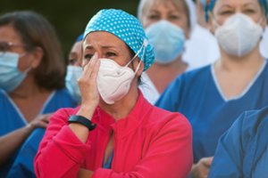 Situacija gerėja tik Europoje: JAV per parą užfiksuota dar 820 naujų mirties nuo COVID-19 atvejų