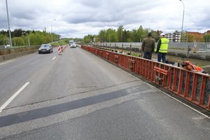 Remonto laukė dvejus metus: paklojo naują asfaltą, o kritinės būklės tiltas – paliktas