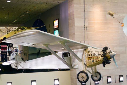 1927 m. gegužės 20–21 d. amerikietis Charlesas Lindberghas pirmasis vienviečiu viensparniu lėktuvu (monoplanu) per 33 val. 30 min. perskrido Atlantą iš Niujorko į Paryžių, įveikdamas 5793 km atstumą.<br>123rf nuotr.
