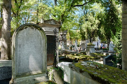 1804 m. Paryžiuje oficialiai atidarytos Per Lašezo kapinės. Pavadintos pagal Liudviko XIV nuodėmklausio jėzuito P.F. de La Chaise’o, gyvenusio namelyje ant jėzuitų ordino nusipirktos kalvos, pravardę Tėvas Lašezas (Pere La Chaise). Tai vienos didžiausių ir garsiausių kapinių, čia palaidota apie 1 mln. žmonių, tarp jų daug žymių rašytojų, menininkų, valstybės veikėjų.<br>123rf nuotr.