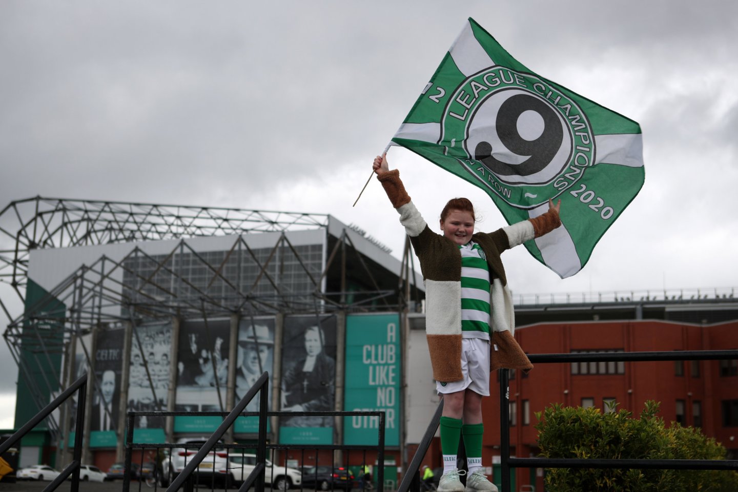 „Celtic“ sirgalius džiaugiasi savo ekipos sėkme Škotijos čempionate – klubas 51-ąjį kartą tapo čempionu<br> PA Pictures/Scanpix.com nuotr.