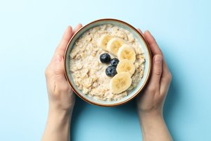 4 priežastys, kodėl verta pradėti dieną nuo avižinės košės – ypač šiuo metu 