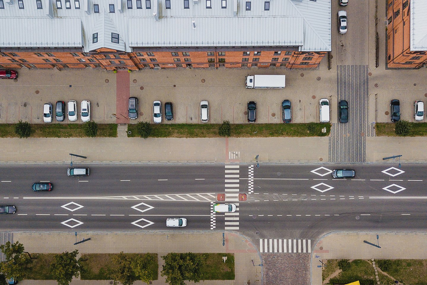 Rombo formos ženklai Kauno gatvėse sumažino eismo nelaimių skaičių pėsčiųjų perėjose.<br>Autorių nuotr.