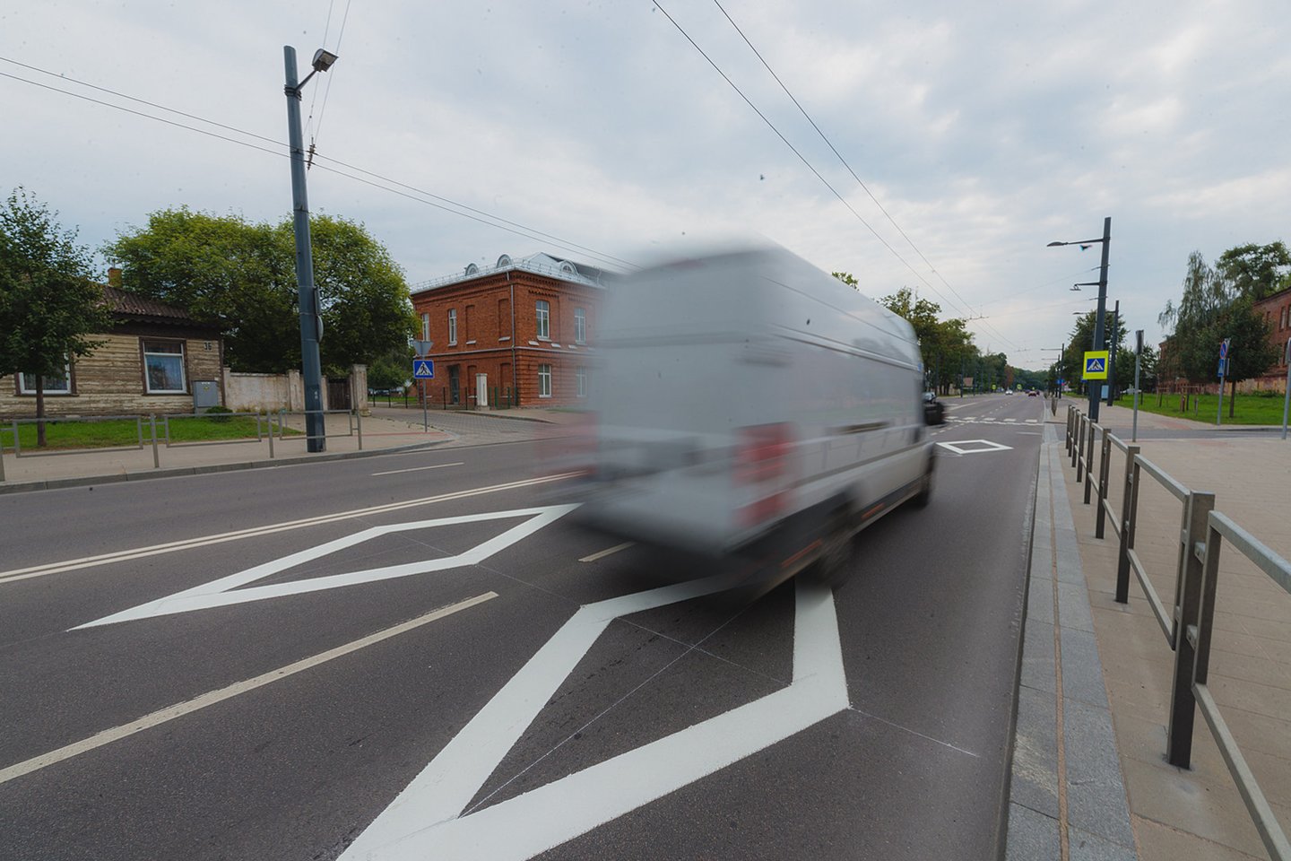 Rombo formos ženklai Kauno gatvėse sumažino eismo nelaimių skaičių pėsčiųjų perėjose.<br>Autorių nuotr.