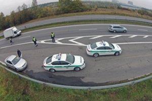 Vidury dienos – išpuolis greitkelyje prie Kauno: kelią „Jaguar“ užkirtę banditai paleido seriją šūvių