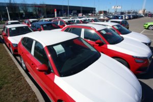 Balandį automobilių pardavimai ES smuko daugiau nei 75 proc.