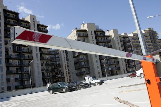 Vilniuje vyras jėga pakėlė stovėjimo aikštelės užkardą ir išvyko su Kroatijos ambasados automobiliu