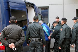 Keičiamos asmenų konvojavimo taisyklės – antrankiai nebeprivalomi, nes žemina orumą