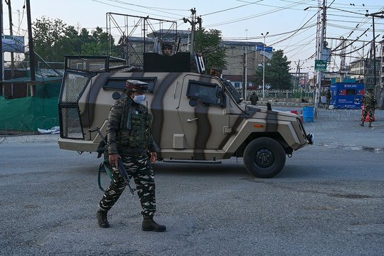 Pakistane per pakelės bombos sprogimą žuvo šeši sukarintų pajėgų nariai