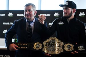 UFC čempionas Ch. Nurmagomedovas meldžiasi dėl koronaviruso pakirsto tėvo sveikatos