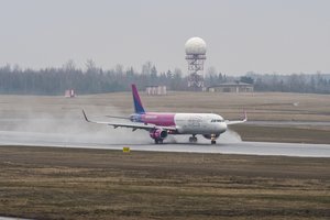 Dėl keleivių „Wizz Air“ neriasi iš kailio – sugalvojo progą greitajam bilietų išpardavimui