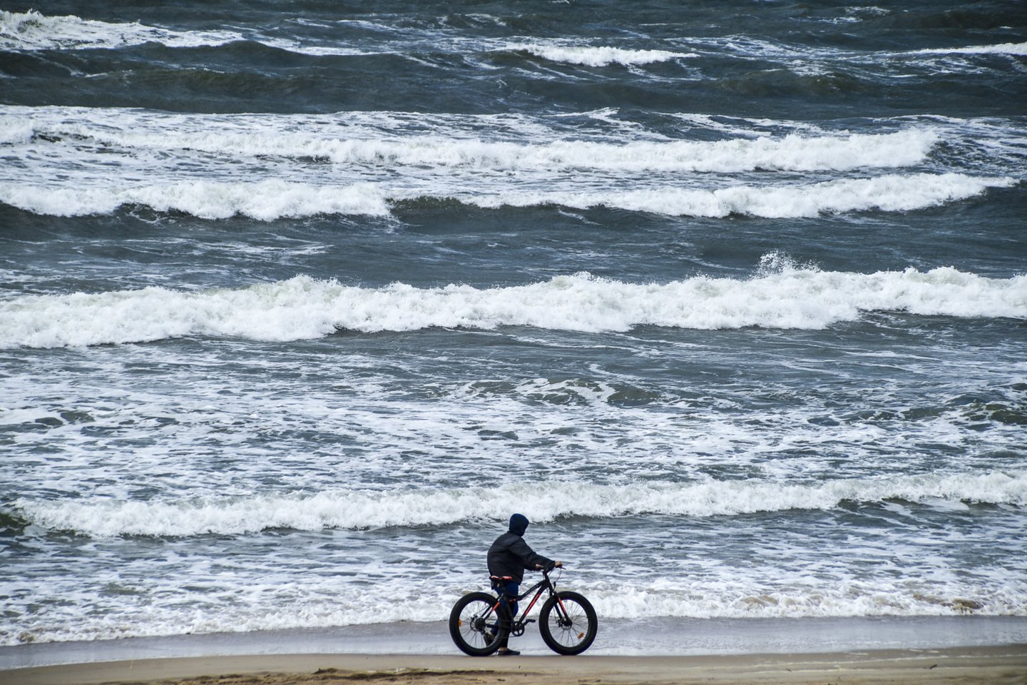 Palangoje abejojama, ar karštą vasarą, kai paplūdimius užplūsta poilsiautojai, pavyks tarp jų išlaikyti 2 metrų atstumą.<br>V.Ščiavinsko nuotr.