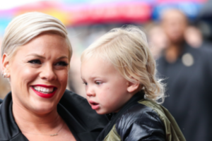 Dainininkė Pink atskleidė, ką netikėto parodė jos sūnaus tyrimas dėl koronaviruso