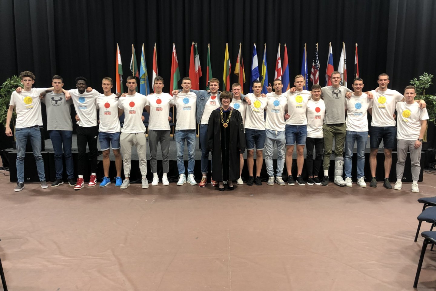  Dr. Wall su LCC tarptautinio universiteto krepšinio komanda, kurioje 2019 m žaidė studentai iš 7 valstybių.<br> Asmeninio archyvo nuotr.