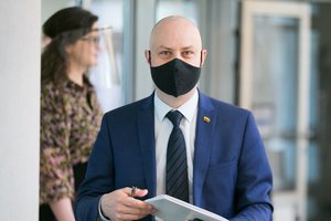 Aurelijus Veryga pasidalijo save pašiepiančia karikatūra: ant stalo – butelis, rankose – cigaretė