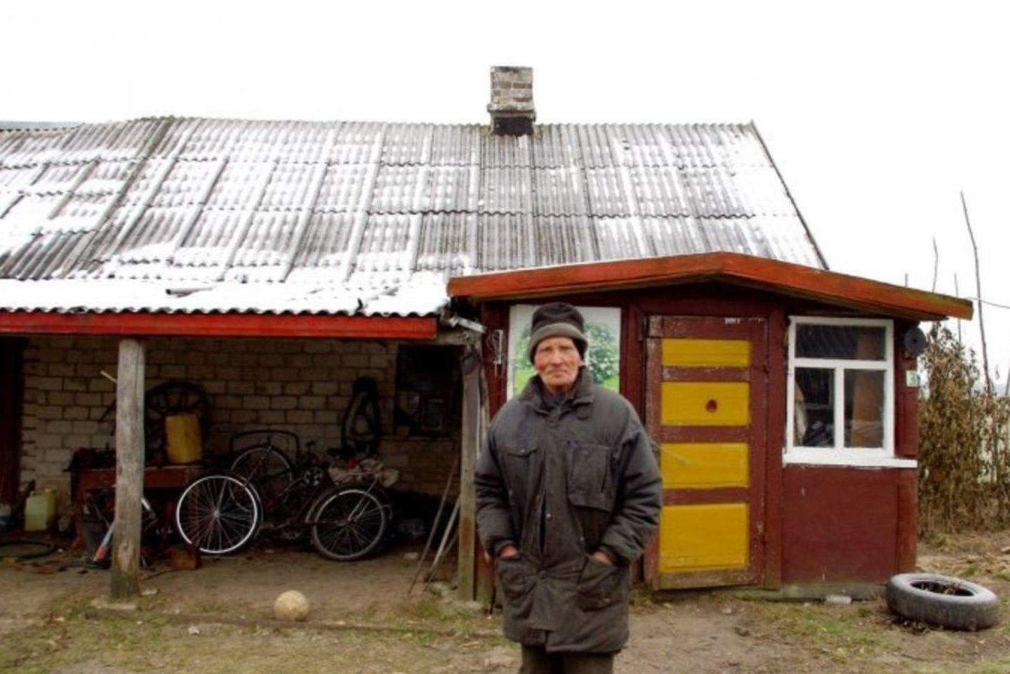 A.Prakaitis atgaivino mirusį prosenelių kaimą, pastatė net dvi trobas, o dabar pasitraukė senatvėje pailsėti į miestelį, užleido gimtinę anūkams.<br>V.Savickienės nuotr.