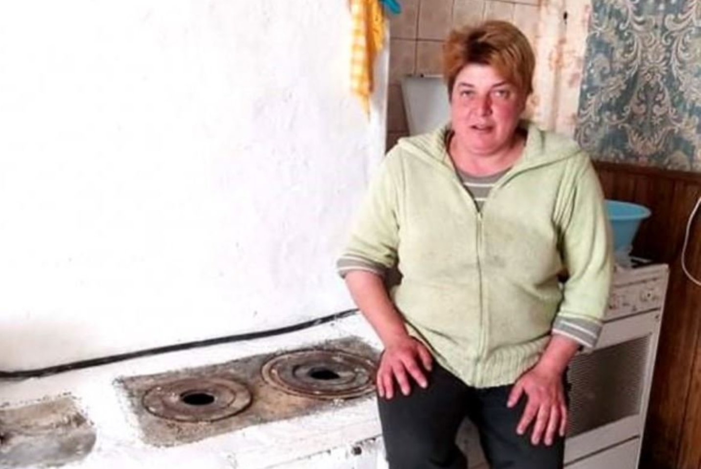 J.Prakaitienė pati pasimūrijo krosnį, o prireikus ją ir susiremontuoja.<br>V.Savickienės nuotr.