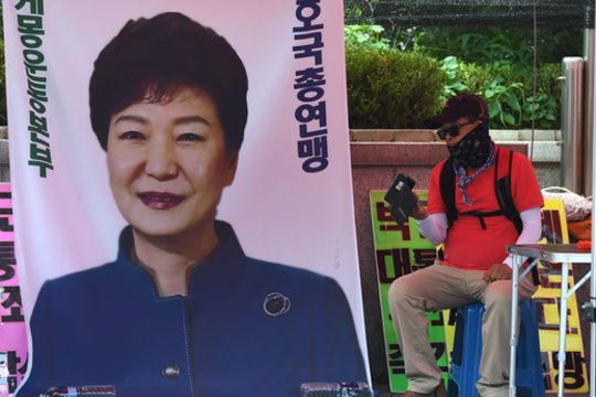 P. Korėjos prokurorai reikalauja nušalintajai prezidentei 35 metų laisvės atėmimo bausmės