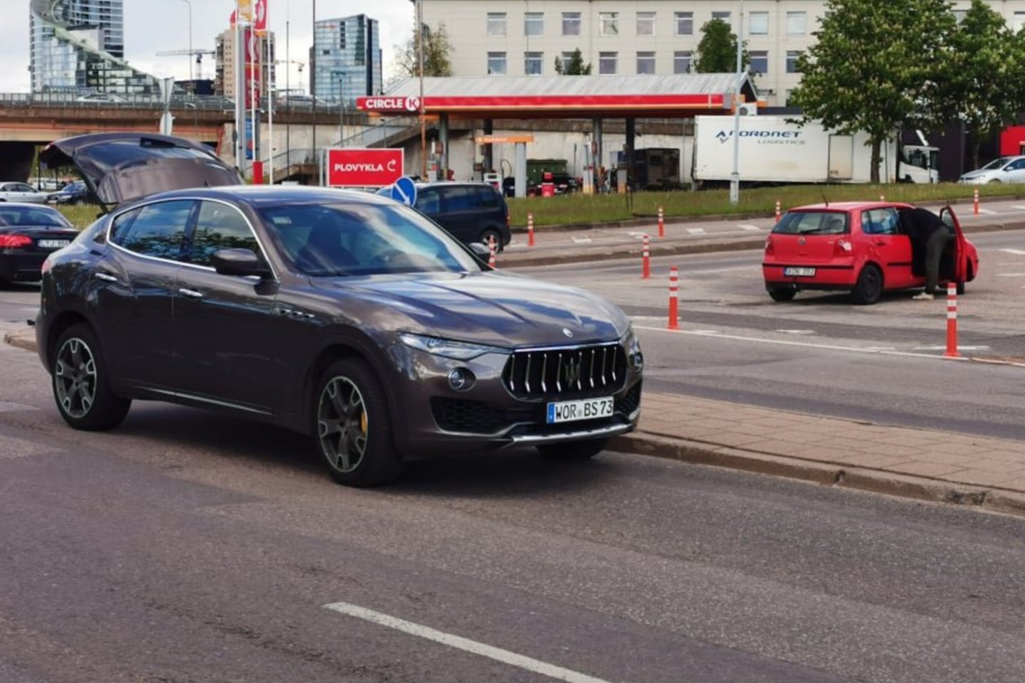  Vilniaus centre girtas vairuotojas sukėlė avariją, per kurią sudaužyti keturi automobiliai - tarp jų ir prabangus „Maserati“.<br> T.Bauro nuotr.