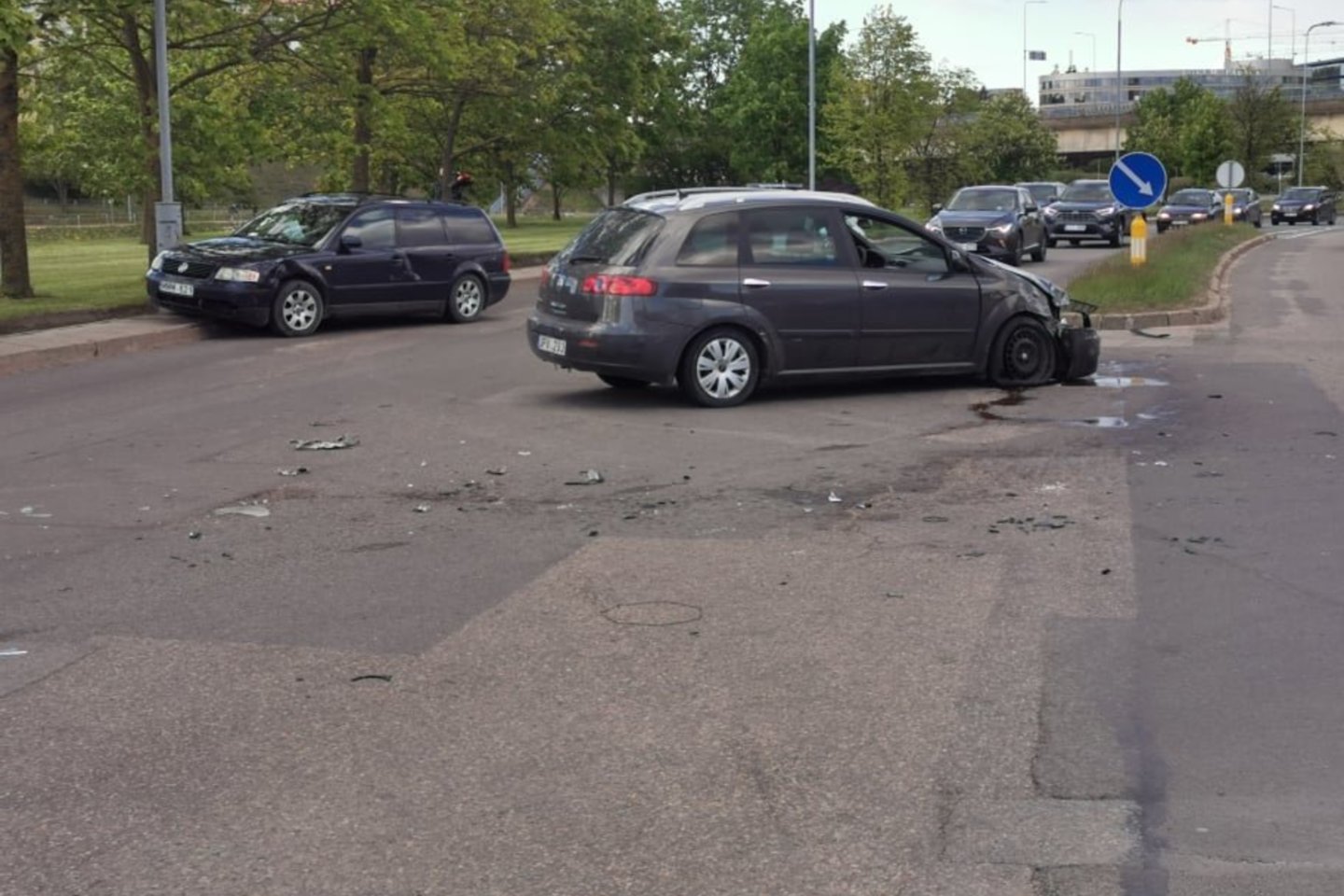  Vilniaus centre girtas vairuotojas sukėlė avariją, per kurią sudaužyti keturi automobiliai - tarp jų ir prabangus „Maserati“.<br> T.Bauro nuotr.