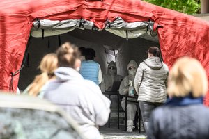 Lietuvoje – dar viena mirtis nuo koronaviruso, pranešta apie naują užsikrėtimą „Rimi“ virtuvėje