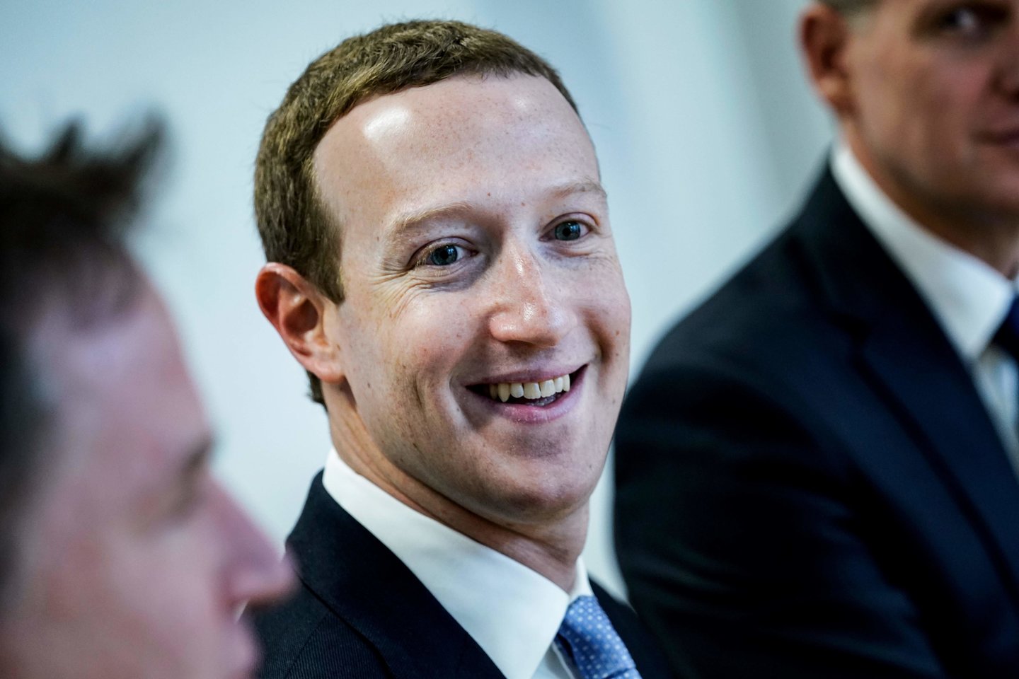 ​“Facebook“ įkūrėjas Markas Zuckerbergas pareiškė esąs „gana tikras“ dėl to, kad jo vadovaujama bendrovė gali užkirsti kelią bandymams paveikti šių metų JAV prezidento rinkimų baigtį.<br>AFP/Scanpix nuotr.