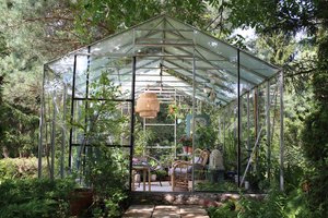 Vilnietės šiltnamyje šalia pomidorų – patogi sofa ir laikas poilsiui bei draugams