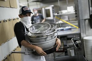 Naujus bedarbio pašalpos prašymus JAV per savaitę pateikė dar 2,43 mln. žmonių