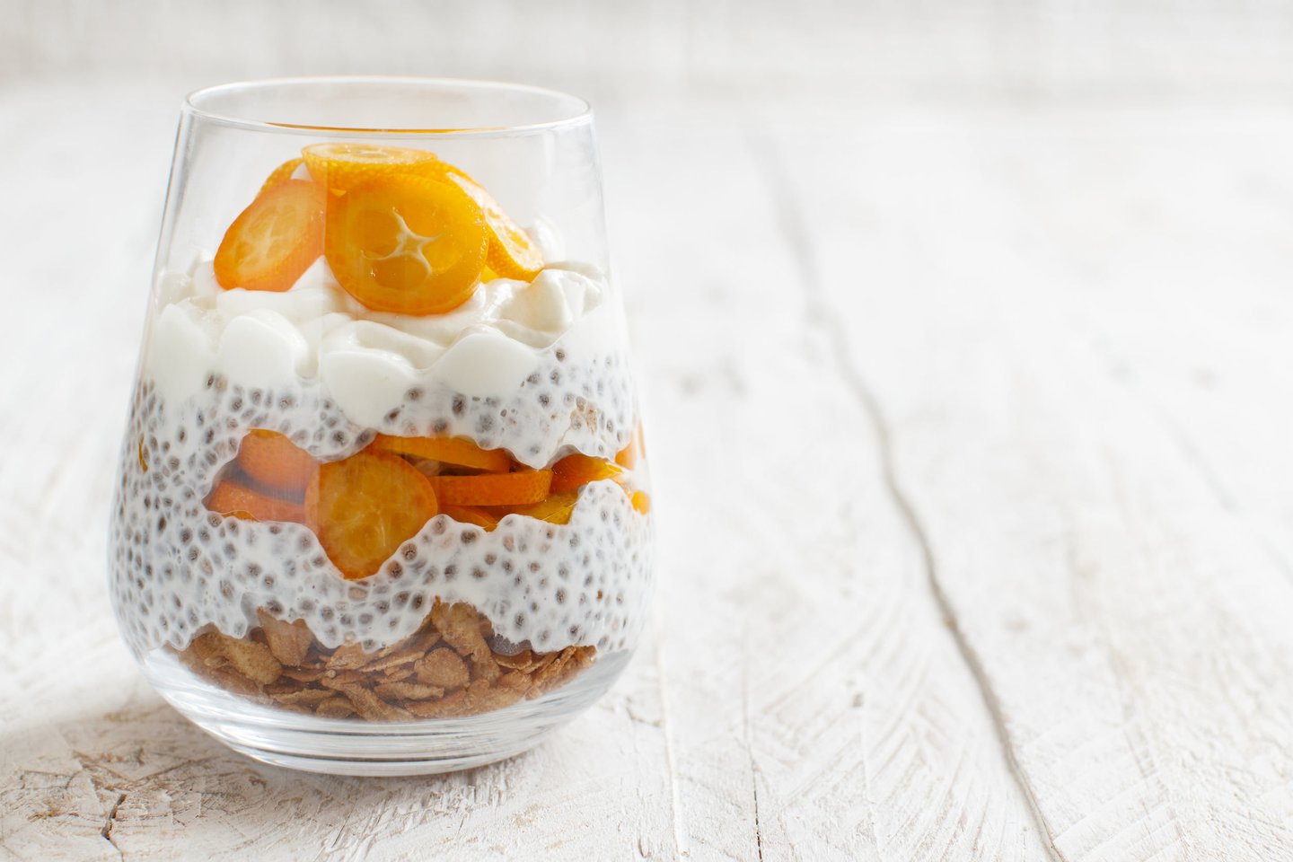 Naminė granola su ispaninių šalavijų pudingu.<br> 123rf nuotr.