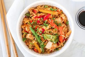 Kepti ryžiai su kiaušiniu, daržovėmis ir vištiena: kai laiko mažai, o norisi skaniai