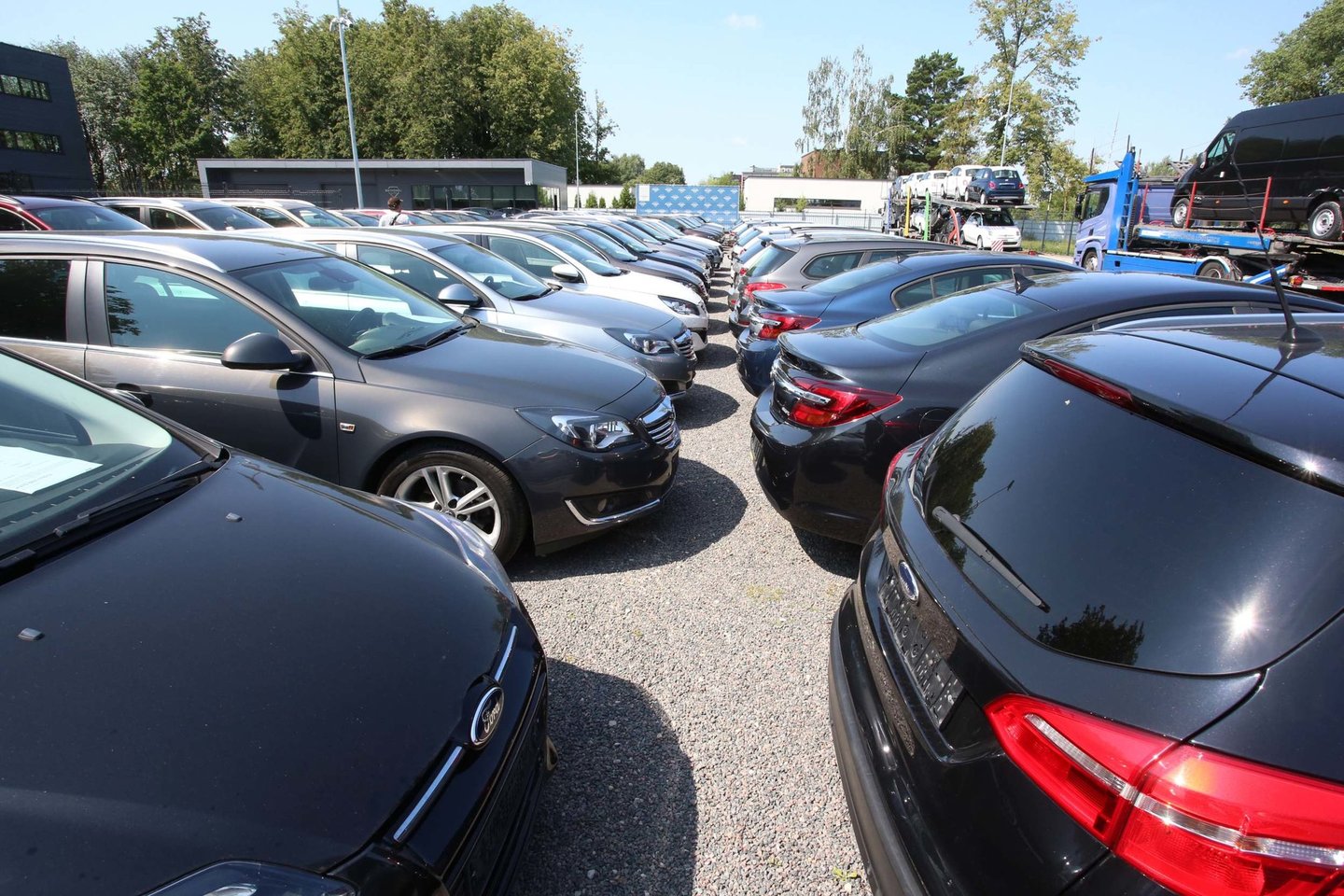 Automobiliais prekiaujanti Vilkaviškio įmonė yra įtariama per du metus nuslėpusi daugiau nei 300 tūkst. eurų mokesčių.<br>M.Patašiaus asociatyvi nuotr.