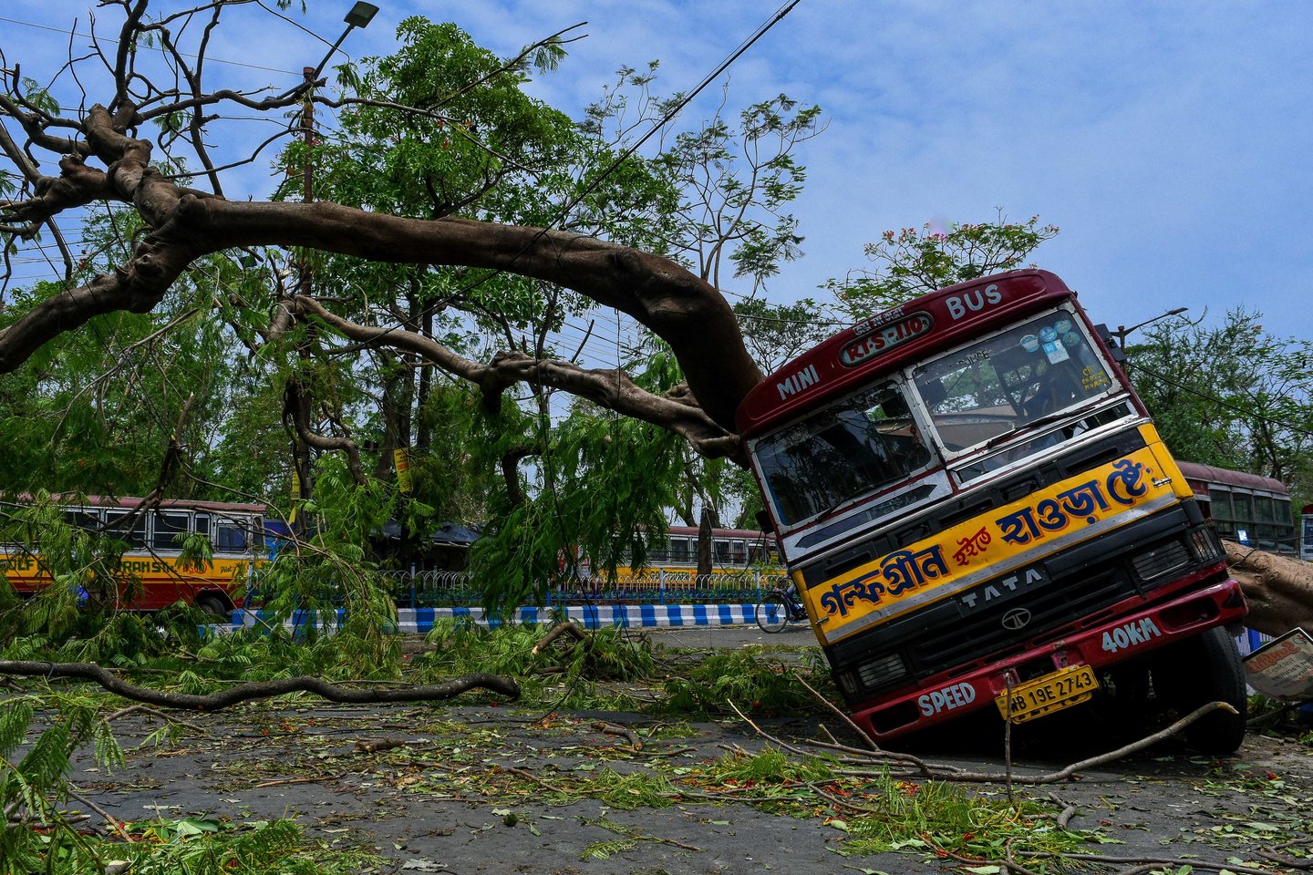 ​Po galingo ciklono Amphan siautėjimo Indijoje ir Bangladeše penktadienį prasidėjo tvarkymo darbai. Abiejose šalyse praūžęs ciklonas nusinešė mažiausiai 95 žmonių gyvybes.<br>ZUMA press/Scanpix nuotr.