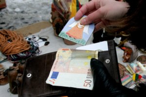 Paaiškėjo, kiek dirbančiųjų Latvijoje „į rankas“ algos gauna ne daugiau nei 450 eurų