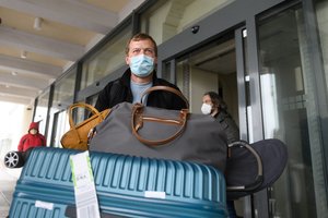 A. Veryga įvertino, kodėl Latvijoje mažiau užsikrėtusiųjų: sieja su vaikų atostogomis ir kelionėmis