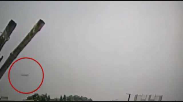 Paviešintas vaizdo įrašas, kuriame galimai užfiksuota Pakistane įvykusi aviakatastrofa