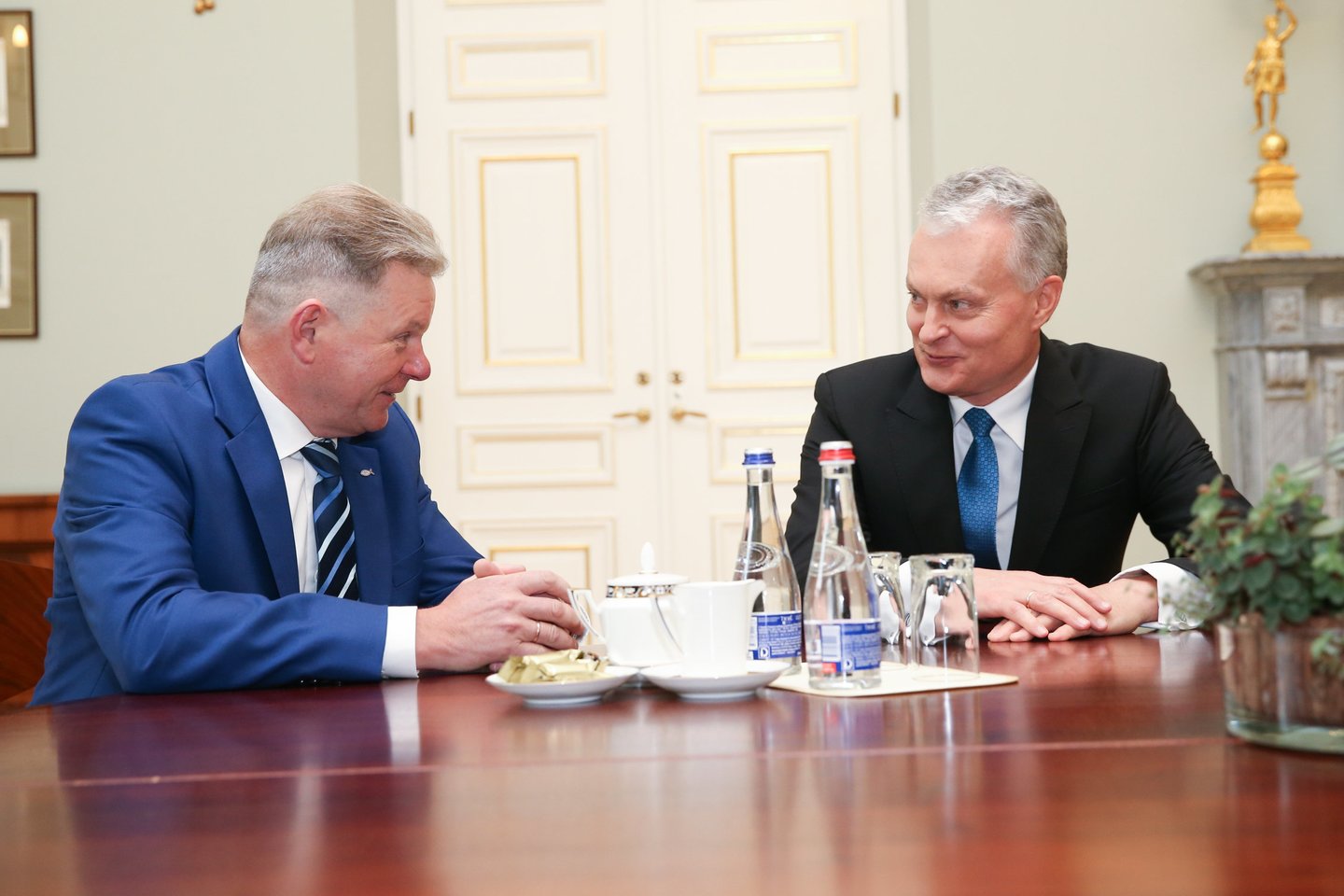 Praėjusiais metais susisiekimo ministrą J.Narkevičių su šypsena laiminęs šalies vadovas G.Nausėda dabar šio politiko neįsileidžia į Prezidentūrą.<br>R.Danisevičiaus nuotr.