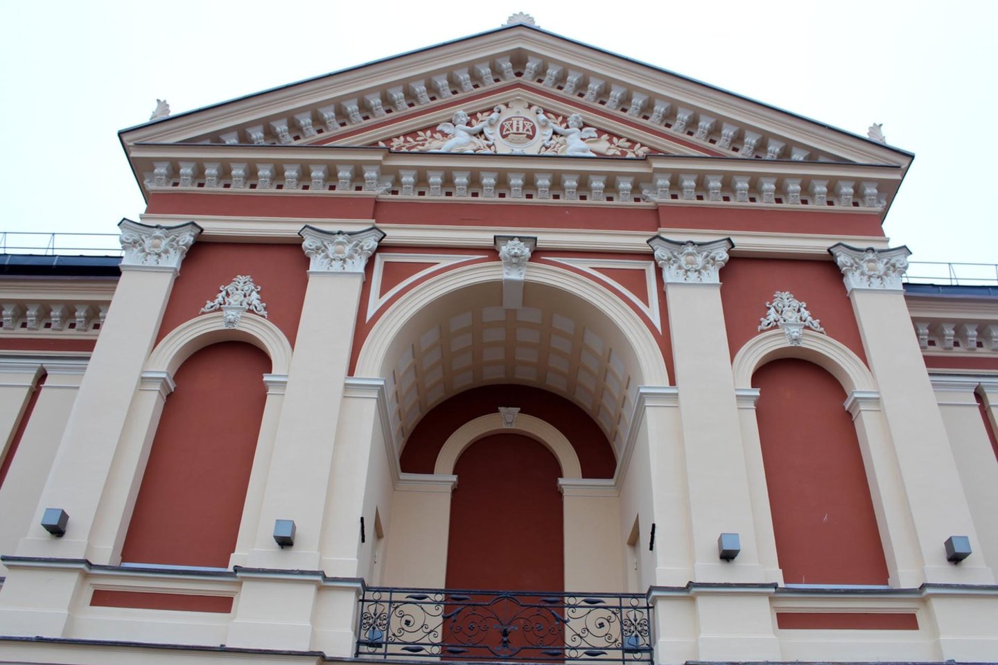 Klaipėdos dramos teatro fasadai po rekonstrukcijos nušvito.<br> G.Pilaičio nuotr.
