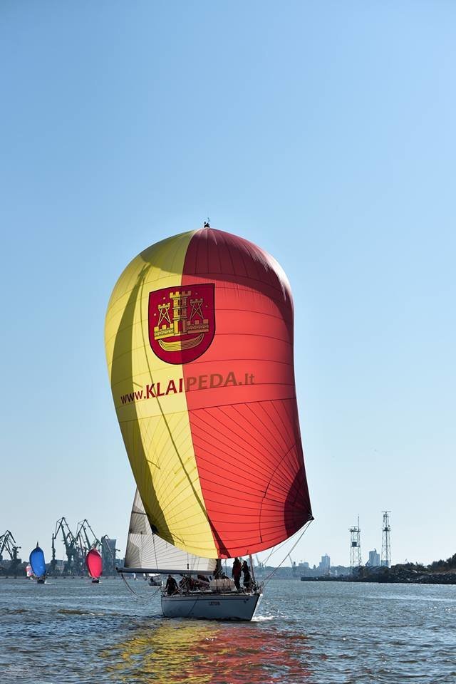 Legendinė jachta "Lietuva" miesto vėliavą ir herbą pristato iškeldama didžiausią burę - spinakerį.