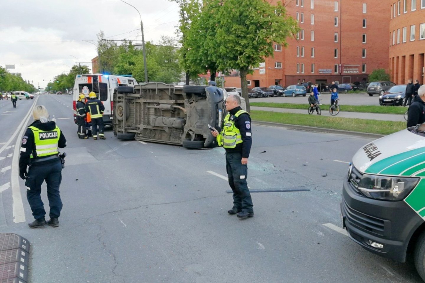 Po smūgio judriame Savanorių prospekte medikų greitosios pagalbos automobilis „Renault“ nuvirto ant šono.<br>. M.Patašiaus nuotr.