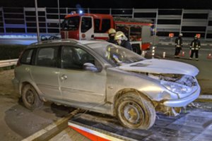 Girtam vairuotojui Grigiškėse nepavyko bandymas išvažiuoti į greitkelį – automobilis vertėsi