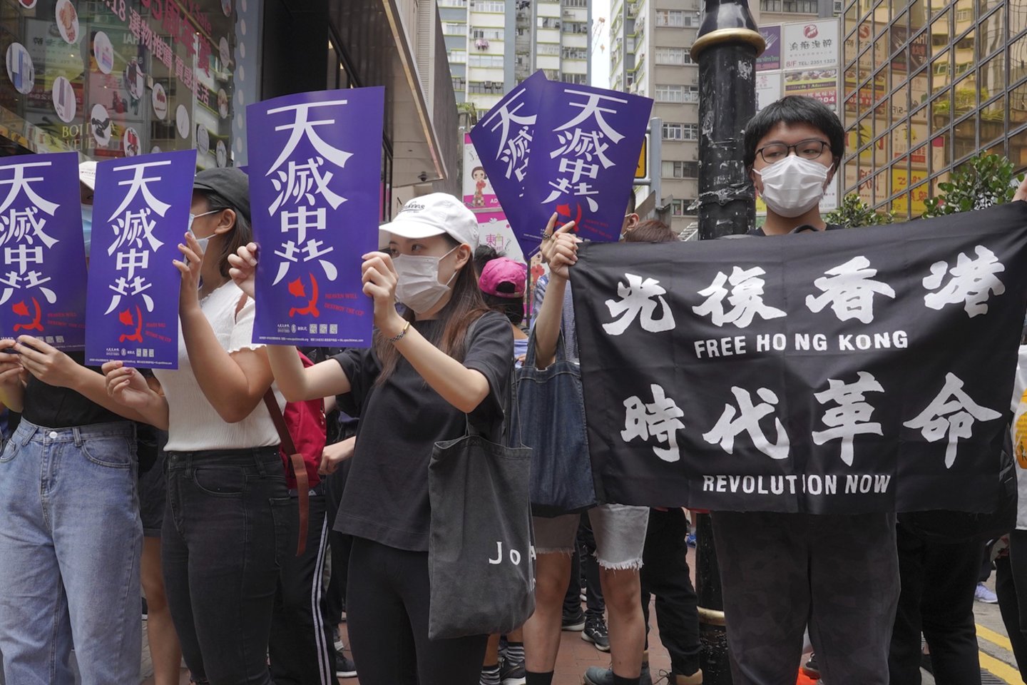  Honkonge šimtai žmonių protestuoja prieš Kinijos planus dėl saugumo įstatymo.  <br> AP/Scanpix nuotr.