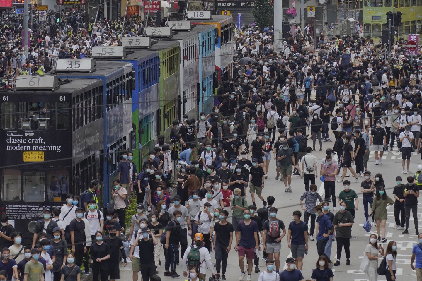  Honkonge šimtai žmonių protestuoja prieš Kinijos planus dėl saugumo įstatymo.  <br> AP/Scanpix nuotr.