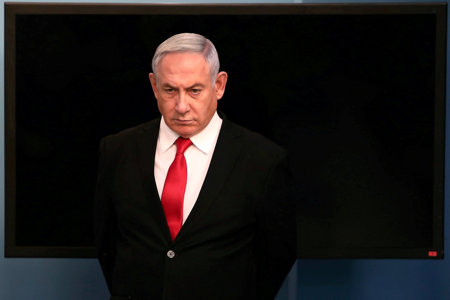  Izraelio teismas sekmadienį pradeda nagrinėti ministro pirmininko Benjamino Netanyahu baudžiamąją bylą dėl virtinės kaltinimų korupcija, kuriuos jis neigia.  <br> Reuters/Scanpix nuotr.