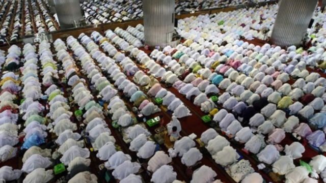 Milijonai tikinčiųjų neįprastai mini Ramadano pabaigą