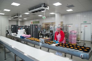 Po neigiamų koronaviruso testų sostinės „Rimi“ centrinė virtuvė atnaujina darbą