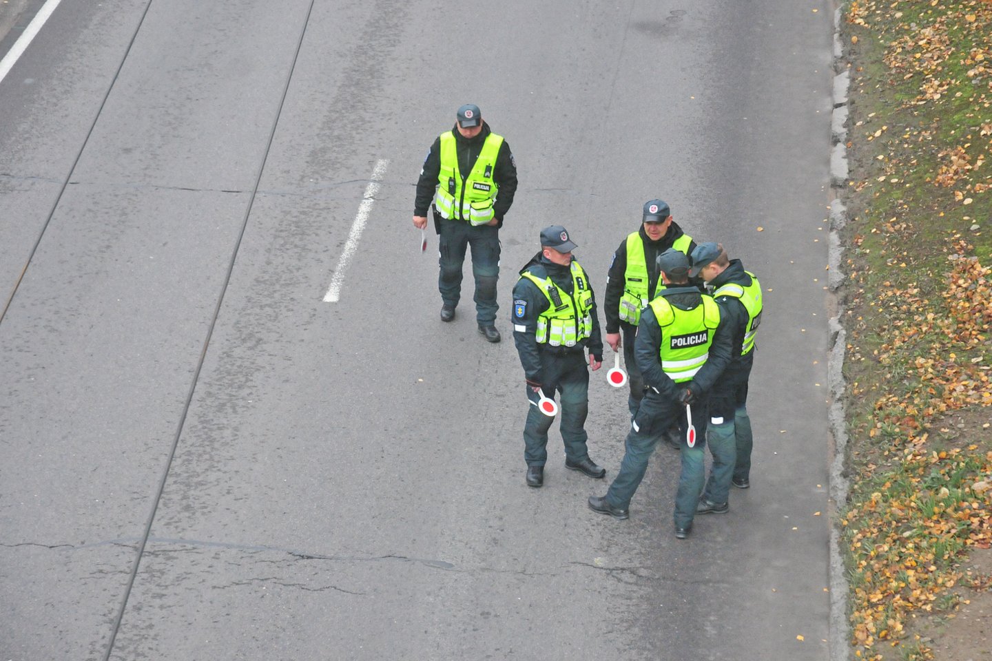 Vilniaus kelių policija, reidas, stabdo, tikrina, pareigūnai, policininkai, pareigūnai<br>A.Vaitkevičiaus nuotr.