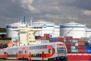 Skandalai ir paslaptys valstybės valdomose įmonėse: vadovų ryšiai kelia klausimų, o kėdės – nepajudinamos