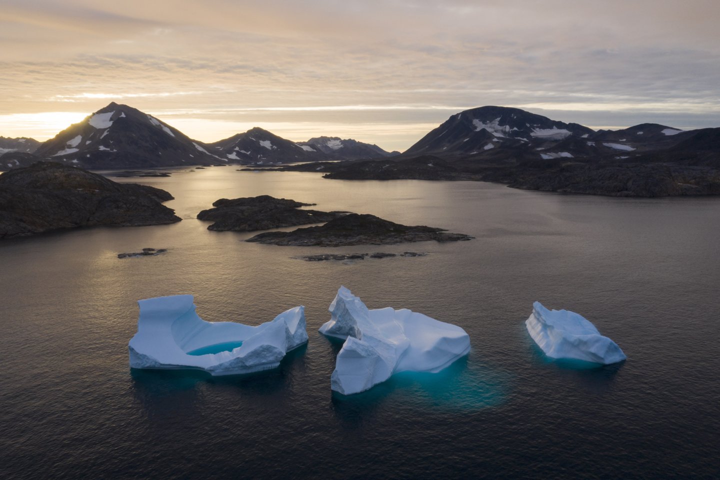   Karščių banga Sibire ir ankstyva ledo tirpsmo sezono pradžia Grenlandijoje yra nerimą keliantys reiškiniai, Arktyje artėjant vasarai, pranešė mokslininkai.<br> Scanpix/Reuters nuotr.