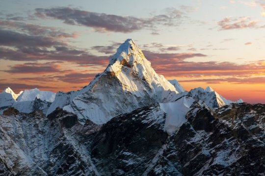 1953 m. į aukščiausią pasaulio viršūnę Džomolungmą (8850,67 m) pirmieji įkopė du alpinistai iš Naujosios Zelandijos ir Nepalo.<br>123rf nuotr.