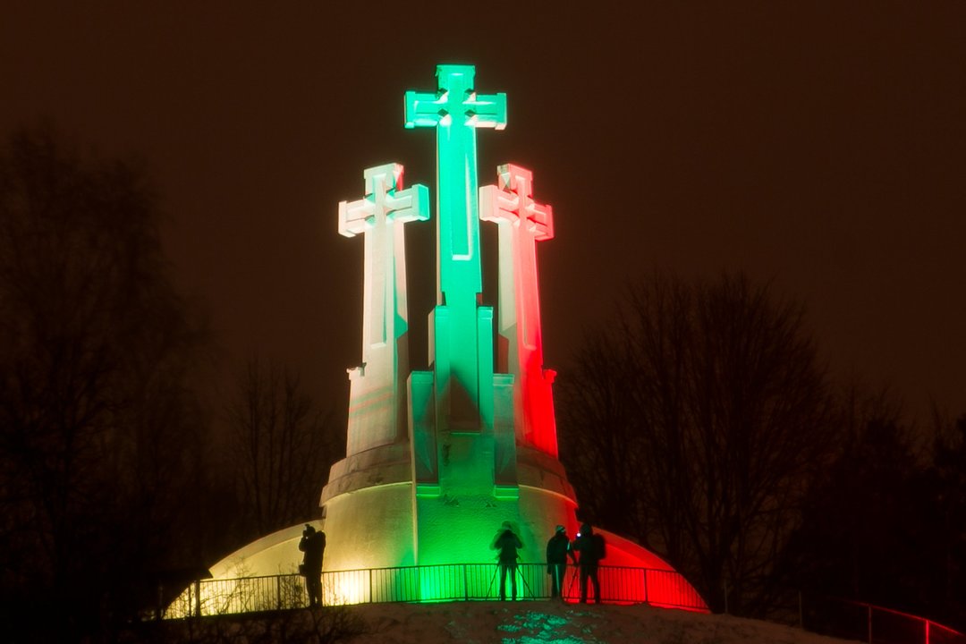 1950 m. sovietų valdžios nurodymu Vilniuje susprogdinti trys gelžbetoniniai kryžiai, 1916 m. pastatyti Kalnų parke ant Plikojo kalno. Manoma, šioje vietoje XIV a. viduryje buvo nukankinti trys legendiniai krikščionys. Kryžiai atstatyti 1989 m.<br>T.Bauro nuotr.